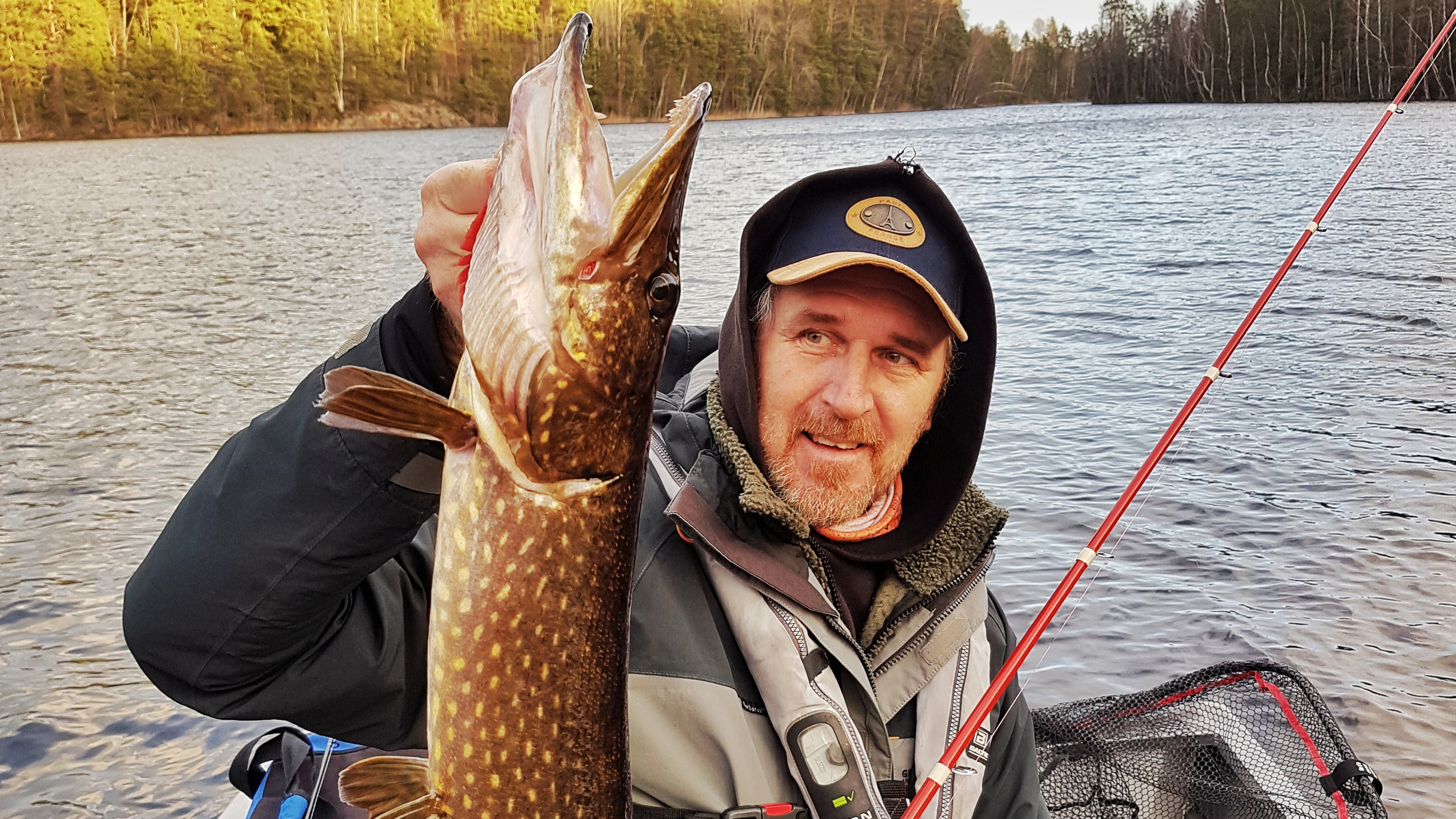Fiskeguiden Johan Skoglund med en gädda fångad i en insjö.